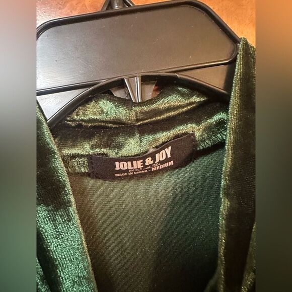 Very cool green velvet top with back cut out - Picture 7 of 7